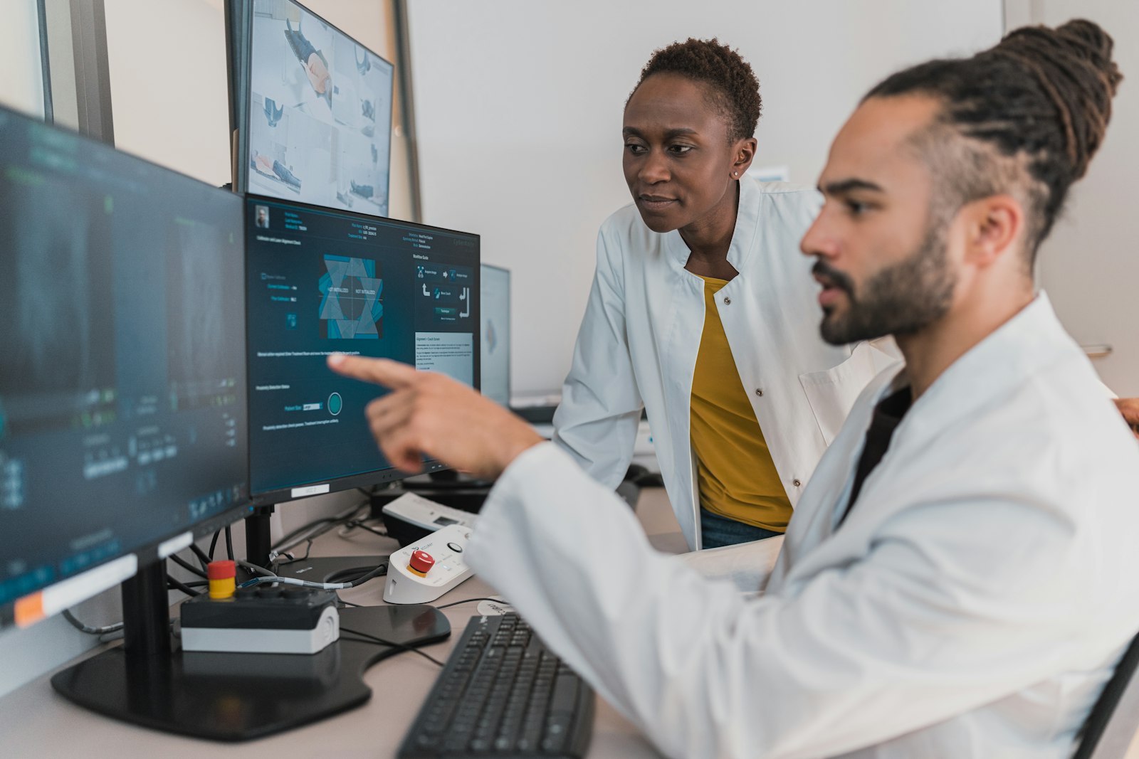 Médicos radiólogos revisando estudios de imágenes en monitores
