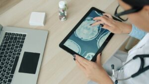 Médica revisa una resonancia magnética cerebral en una tableta