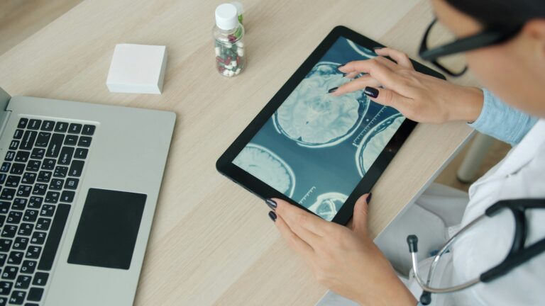 Médica revisa una resonancia magnética cerebral en una tableta