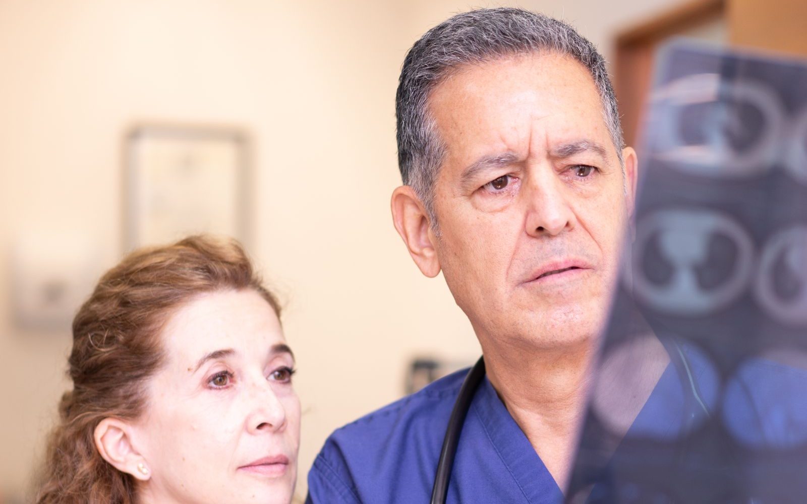 Médicos radiólogos revisando una tomografía